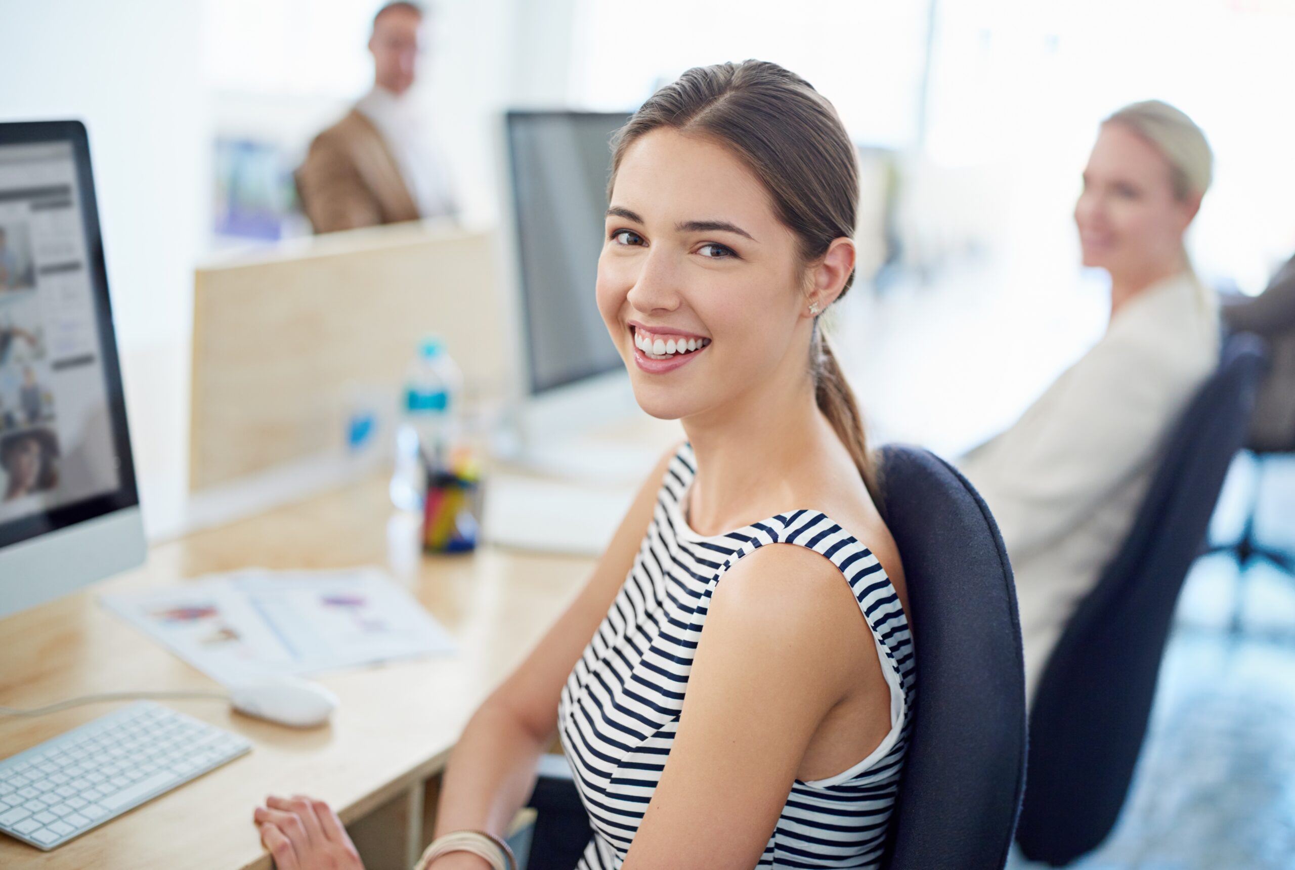 happy sales intern with her new team